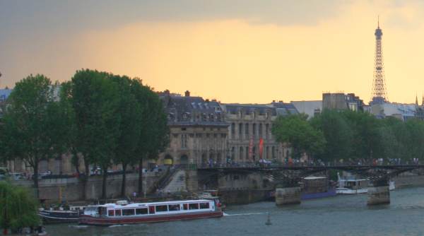 Vedettes de París con la torre eiffel de fondo